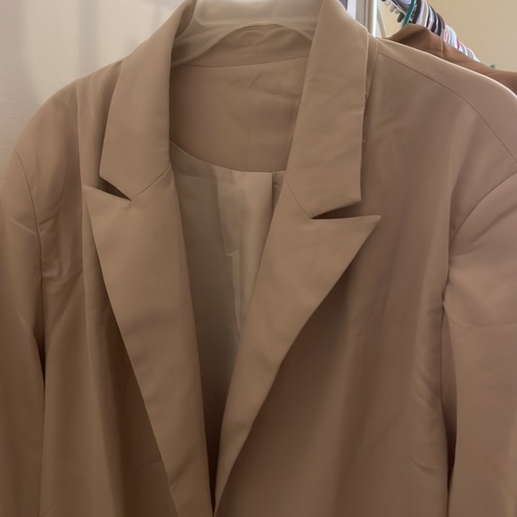Women's Oversized Blazer - Picture 2 of 3